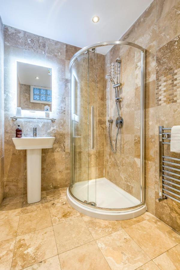 Deluxe Studios With Spa Included 朴次茅斯 外观 照片